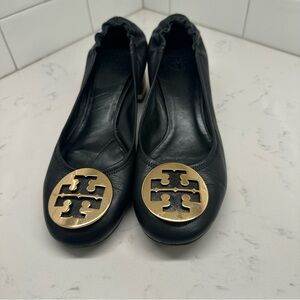 TORY BURCH Amy pump with elastic back, gold trim around heel, large gold TB logo